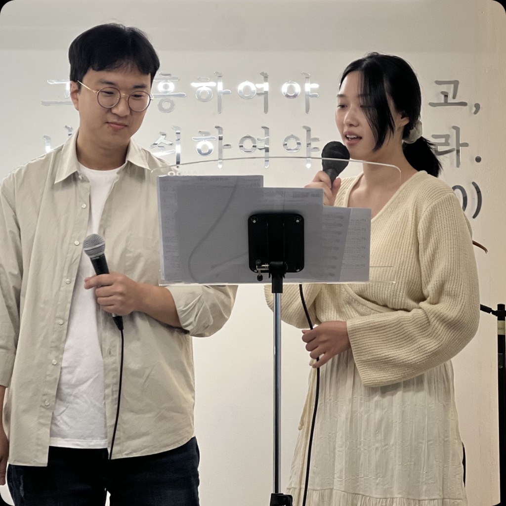 무대에서 마이크를 든 남녀 MC