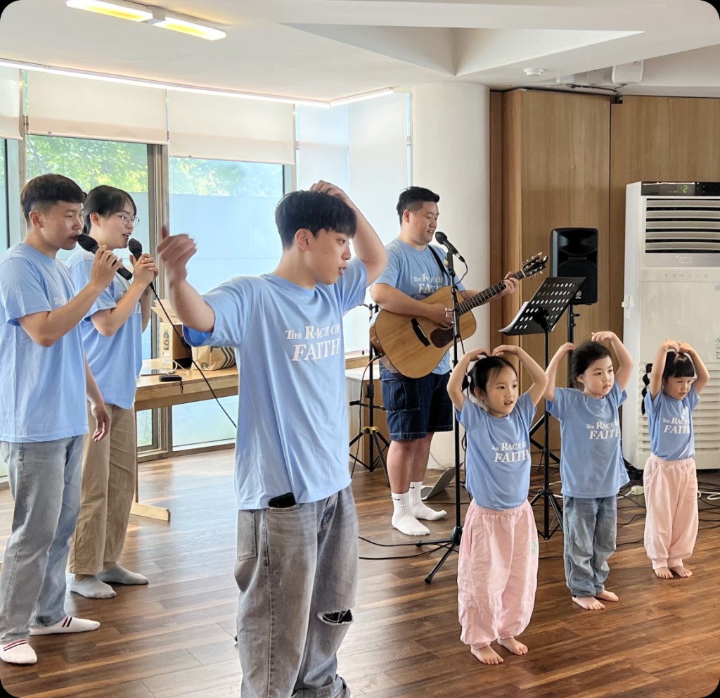 청남방 단체와 악기 연주